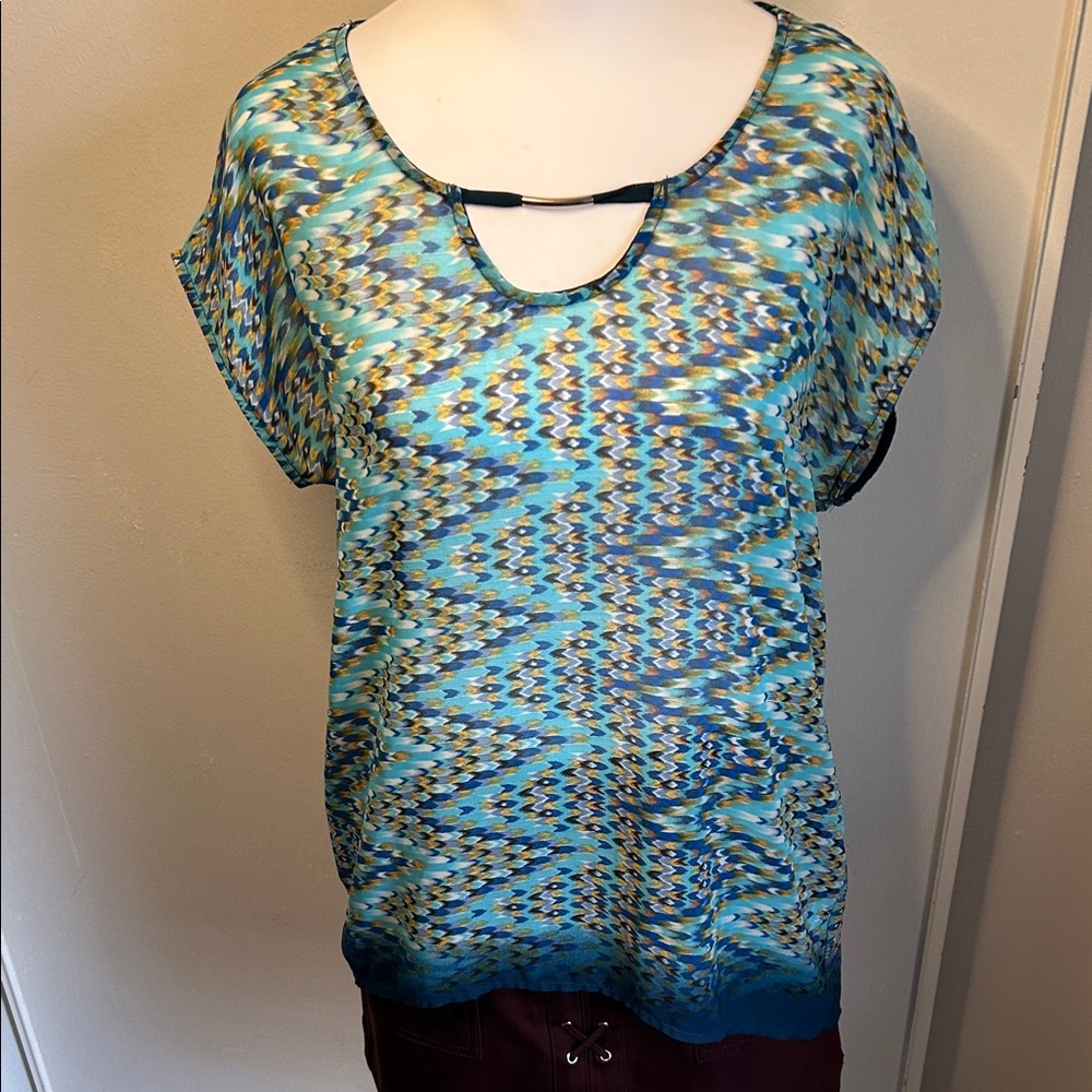 Romeo & Juliet Keyhole Cap Sleeve Semi-Sheer Cut Out Back Asymmetric Tunic Top